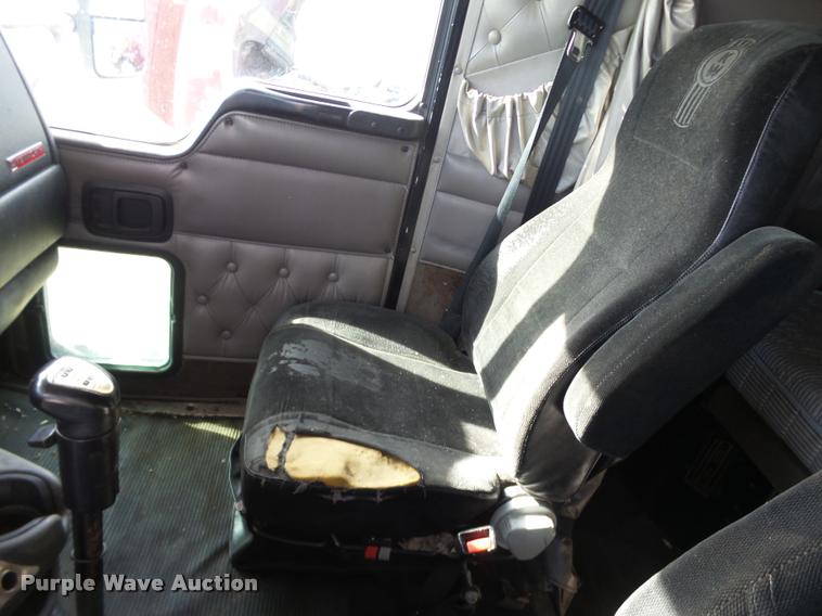 image for item J2644 2005 Kenworth T600 semi truck