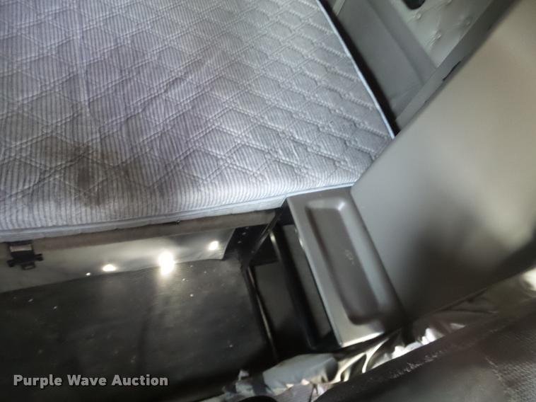 image for item J2644 2005 Kenworth T600 semi truck