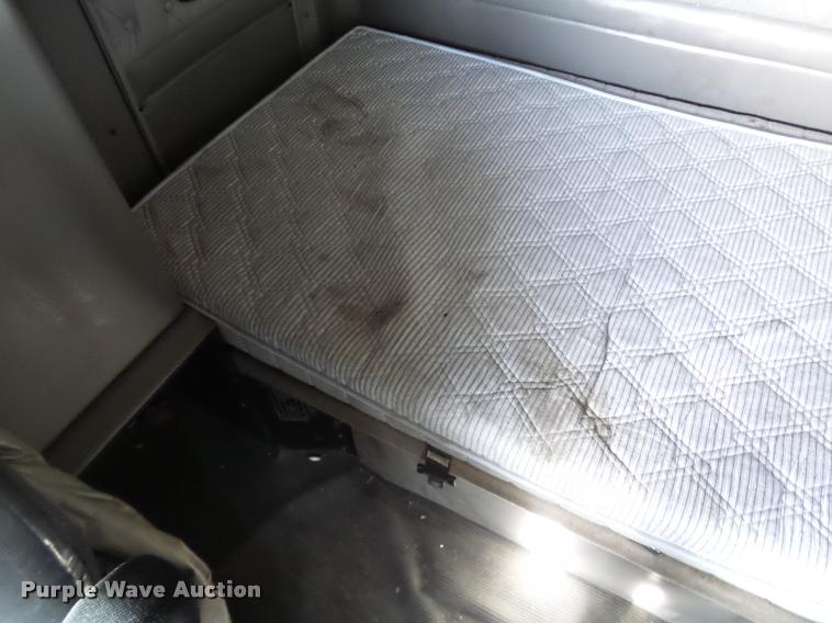 image for item J2644 2005 Kenworth T600 semi truck