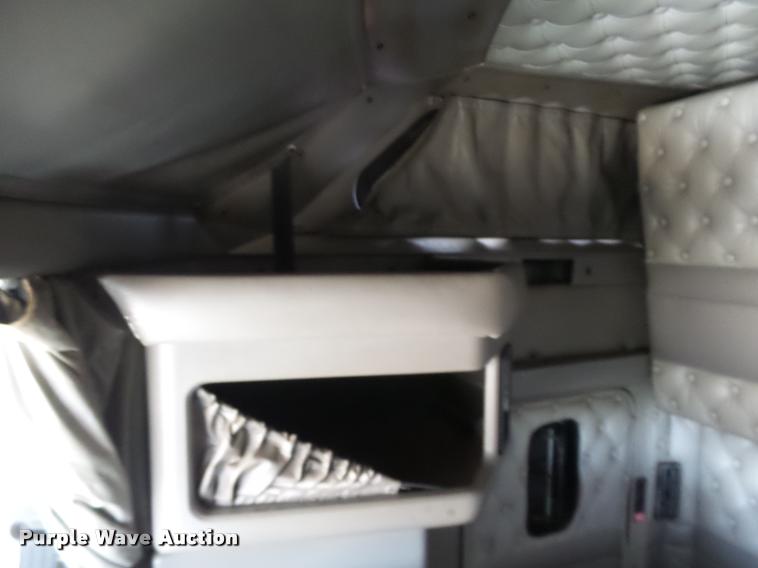 image for item J2644 2005 Kenworth T600 semi truck