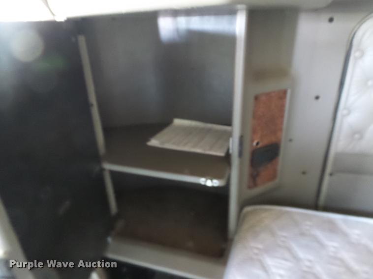 image for item J2644 2005 Kenworth T600 semi truck