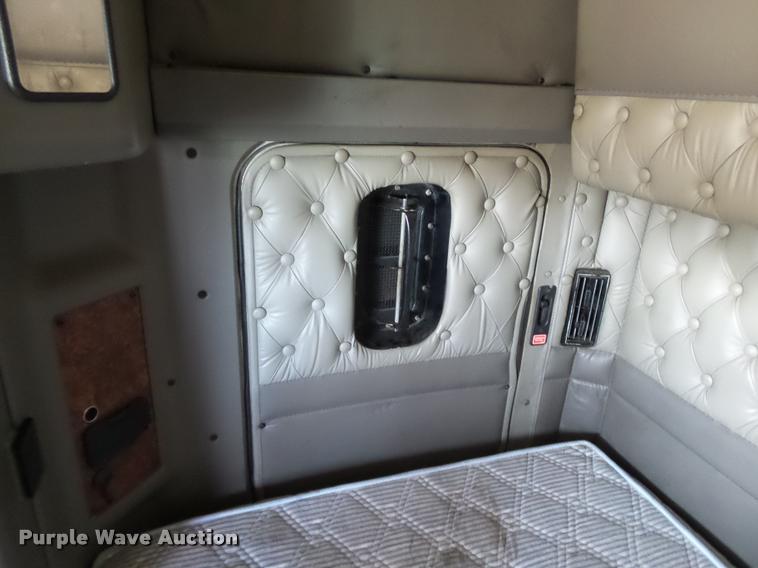 image for item J2644 2005 Kenworth T600 semi truck