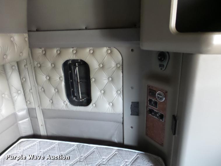 image for item J2644 2005 Kenworth T600 semi truck