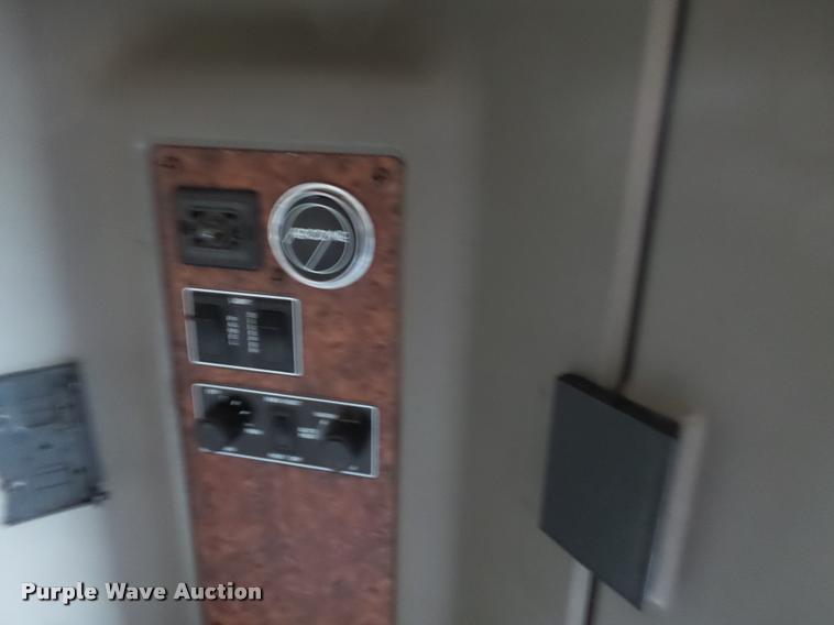 image for item J2644 2005 Kenworth T600 semi truck