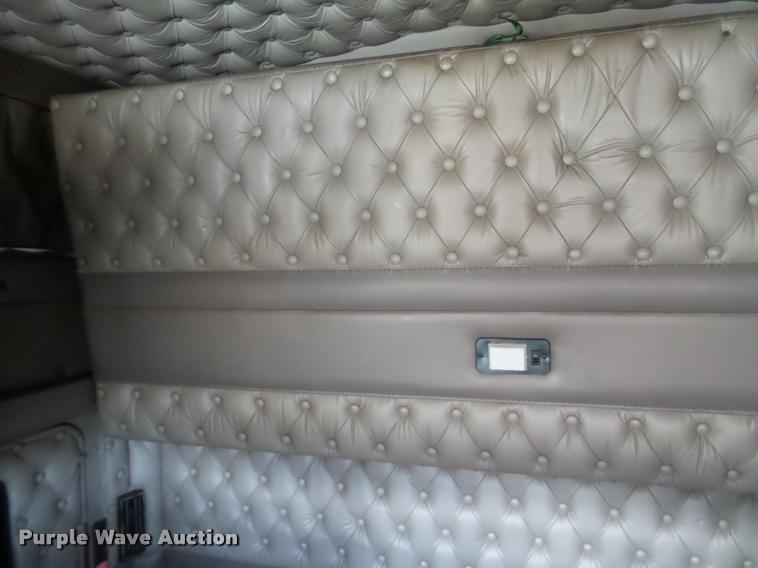 image for item J2644 2005 Kenworth T600 semi truck