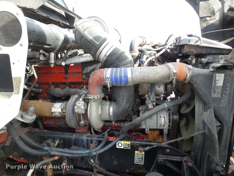 image for item J2644 2005 Kenworth T600 semi truck