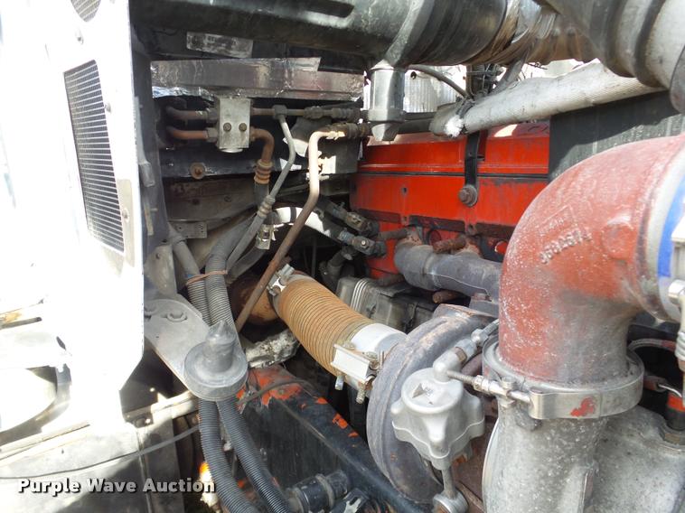 image for item J2644 2005 Kenworth T600 semi truck