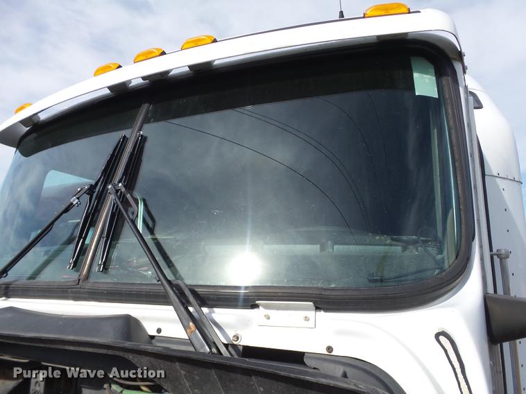 image for item J2644 2005 Kenworth T600 semi truck