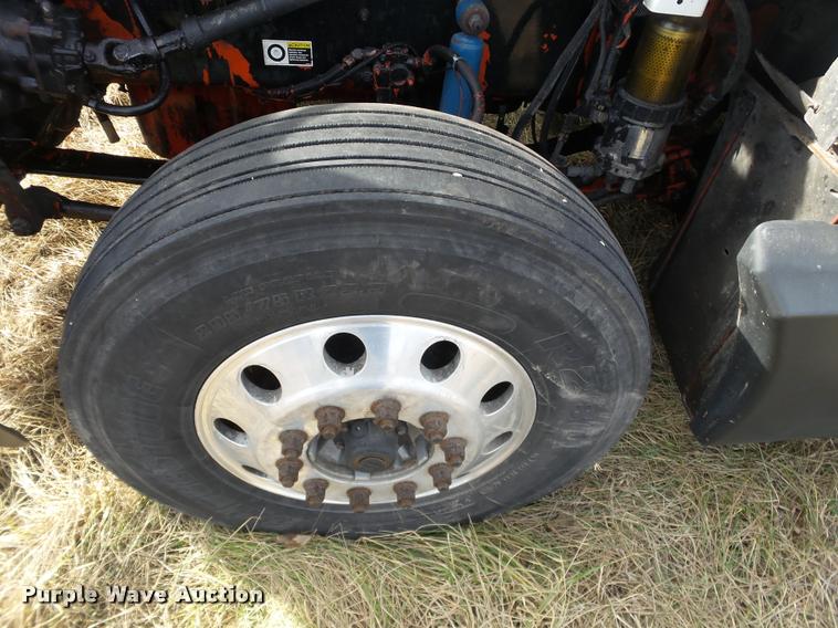 image for item J2644 2005 Kenworth T600 semi truck