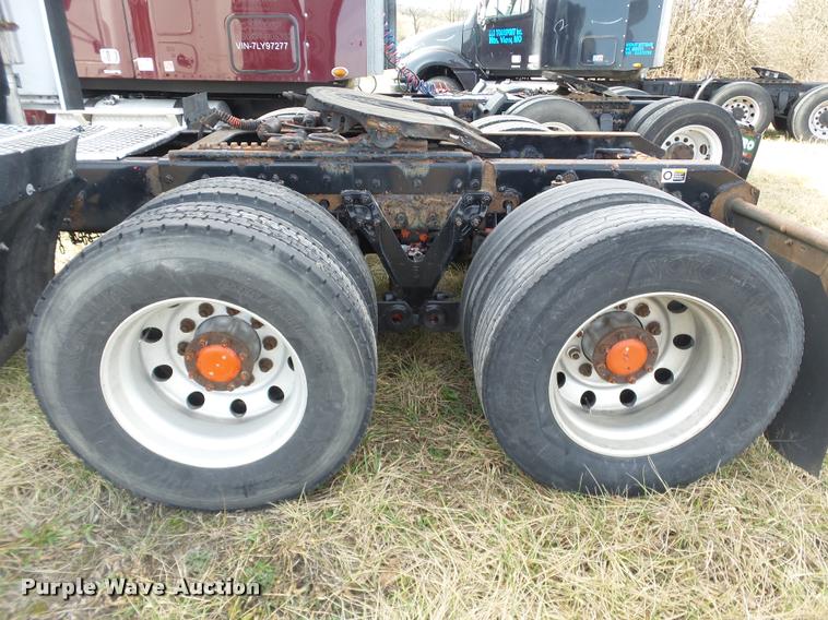 image for item J2644 2005 Kenworth T600 semi truck