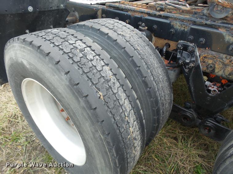 image for item J2644 2005 Kenworth T600 semi truck