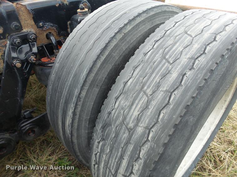 image for item J2644 2005 Kenworth T600 semi truck