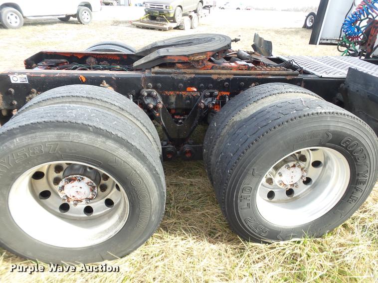 image for item J2644 2005 Kenworth T600 semi truck