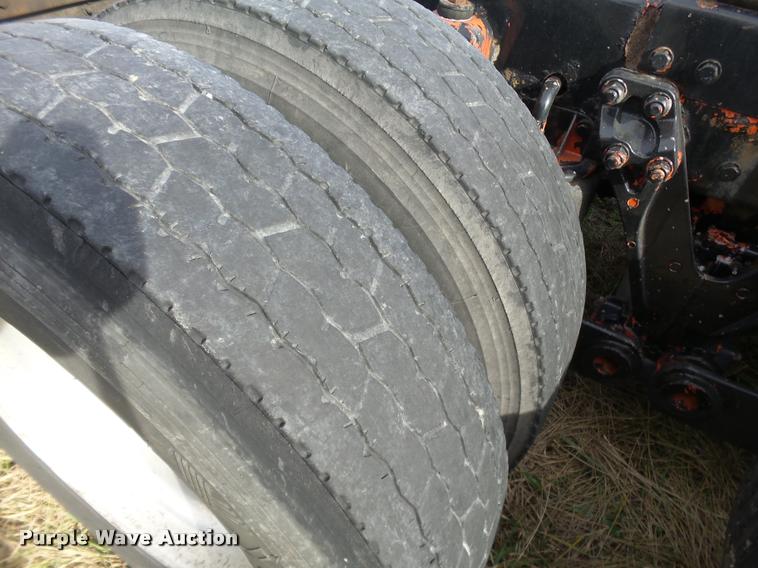 image for item J2644 2005 Kenworth T600 semi truck