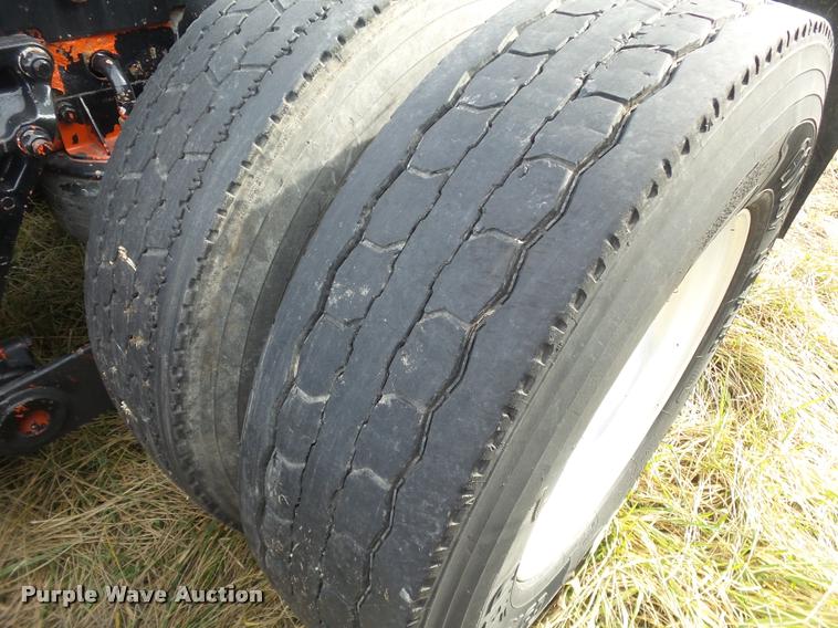 image for item J2644 2005 Kenworth T600 semi truck