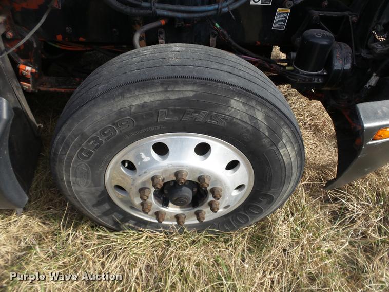 image for item J2644 2005 Kenworth T600 semi truck