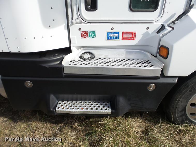 image for item J2644 2005 Kenworth T600 semi truck