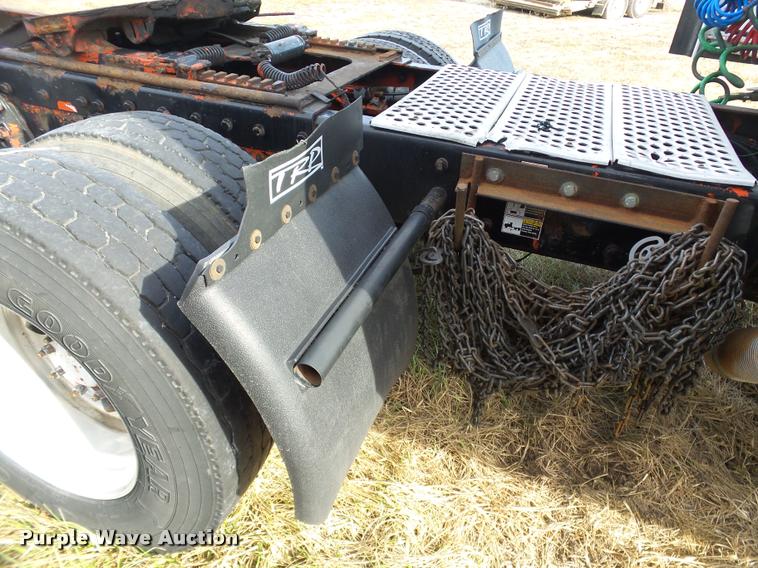 image for item J2644 2005 Kenworth T600 semi truck