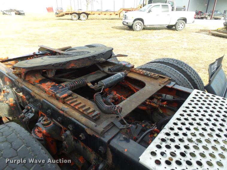 image for item J2644 2005 Kenworth T600 semi truck