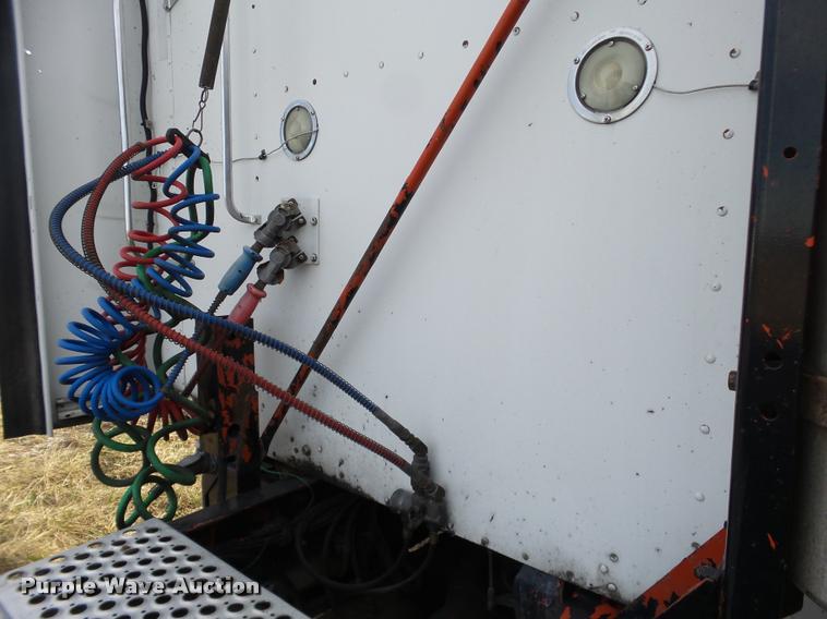 image for item J2644 2005 Kenworth T600 semi truck