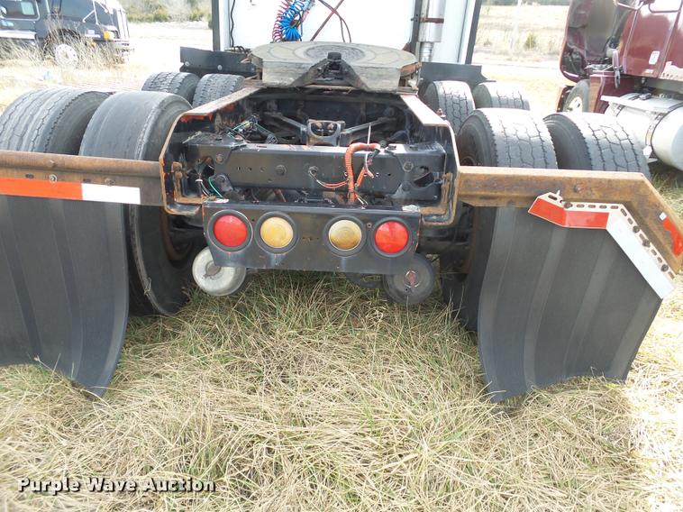 image for item J2644 2005 Kenworth T600 semi truck