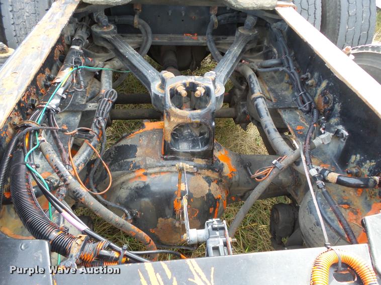 image for item J2644 2005 Kenworth T600 semi truck