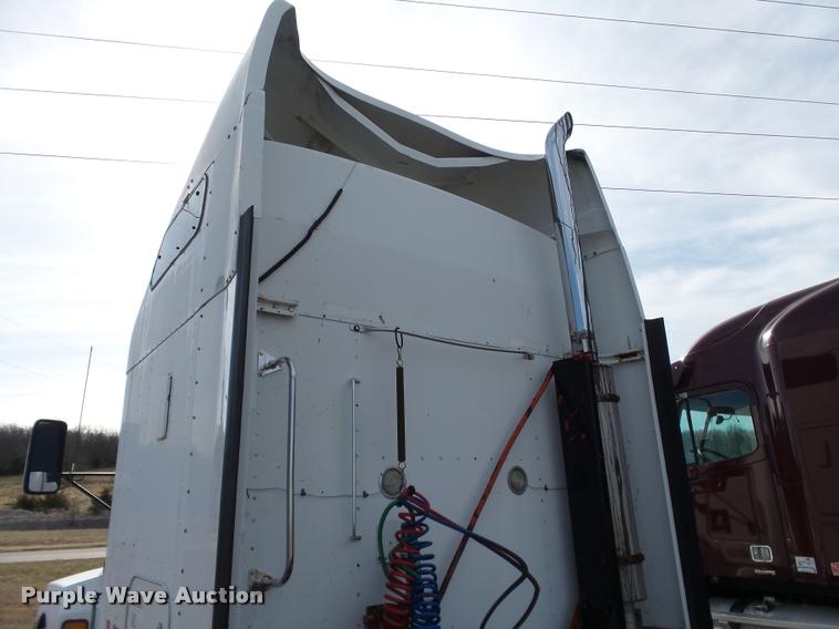 image for item J2644 2005 Kenworth T600 semi truck