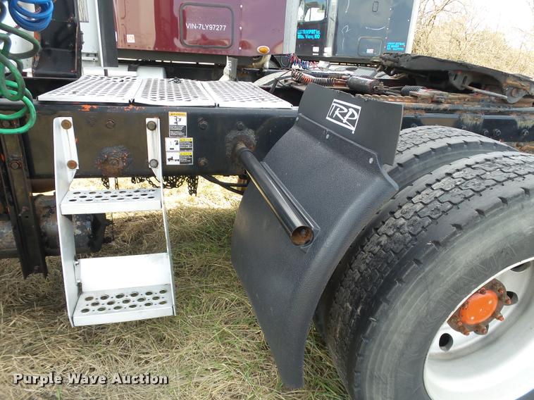 image for item J2644 2005 Kenworth T600 semi truck