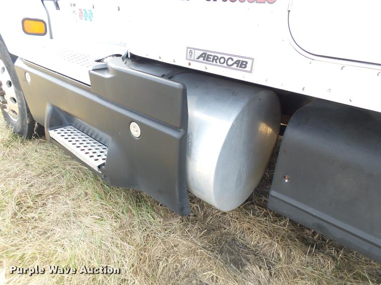 image for item J2644 2005 Kenworth T600 semi truck