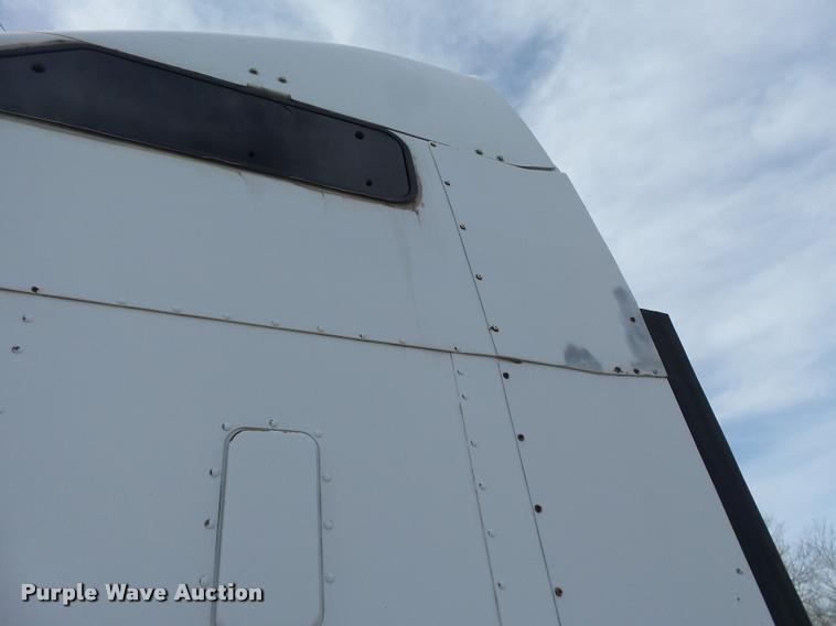 image for item J2644 2005 Kenworth T600 semi truck