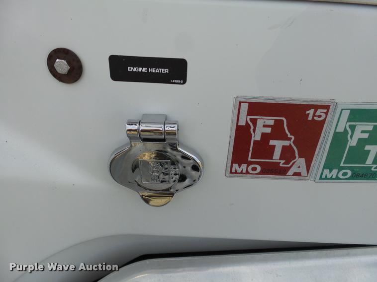 image for item J2644 2005 Kenworth T600 semi truck