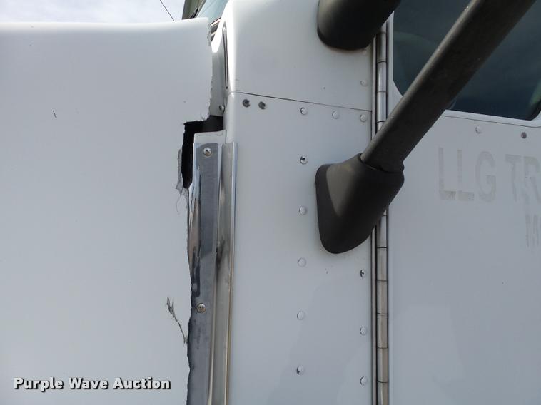 image for item J2644 2005 Kenworth T600 semi truck