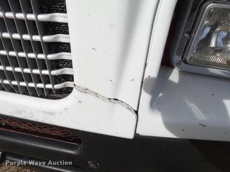 image for item J2644 2005 Kenworth T600 semi truck