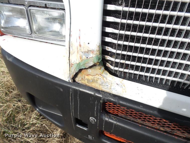 image for item J2644 2005 Kenworth T600 semi truck