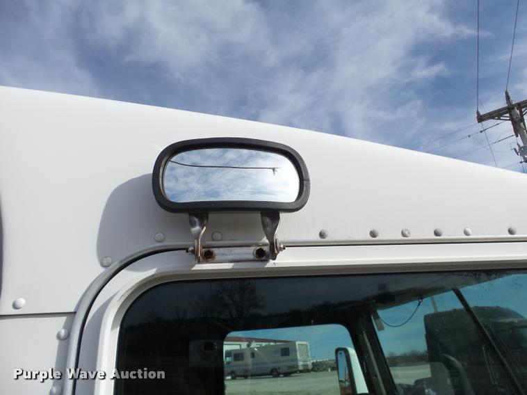 image for item J2644 2005 Kenworth T600 semi truck