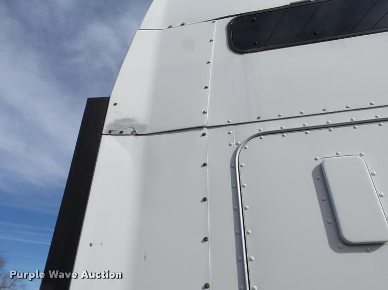 image for item J2644 2005 Kenworth T600 semi truck