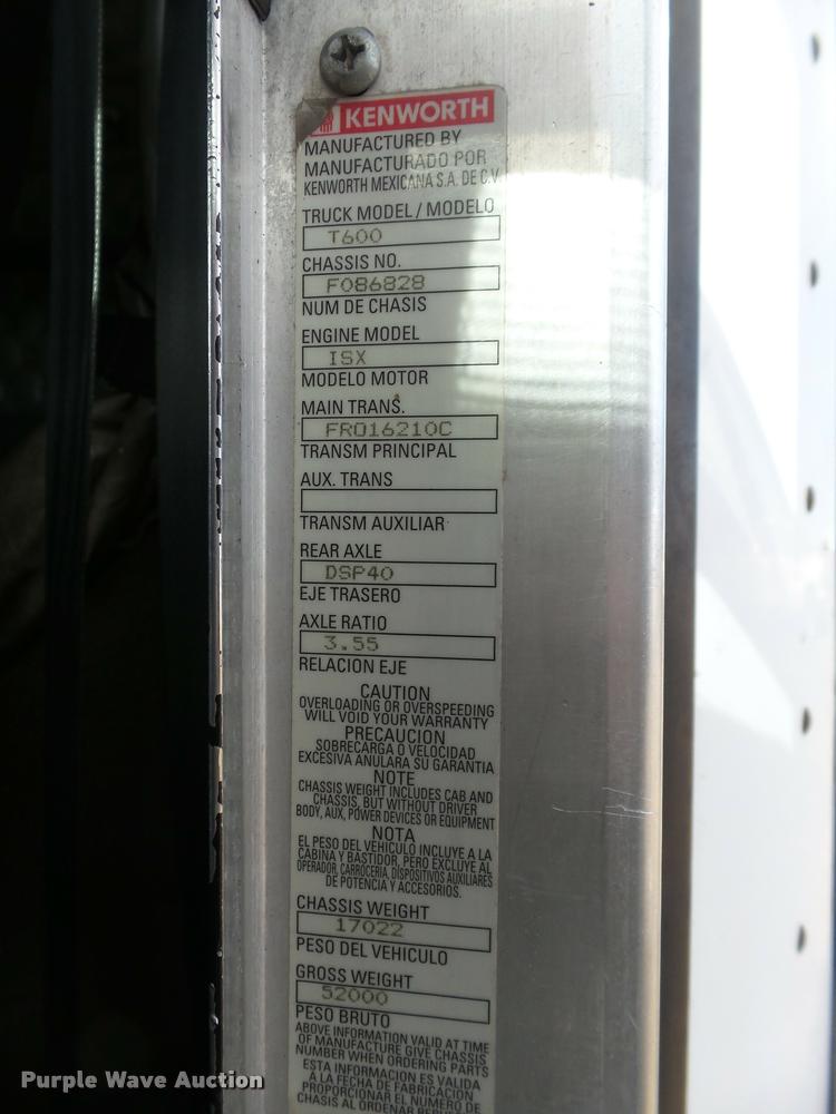 image for item J2644 2005 Kenworth T600 semi truck