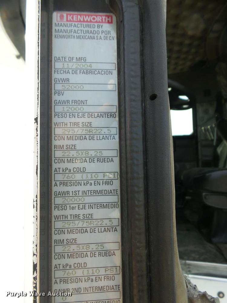 image for item J2644 2005 Kenworth T600 semi truck