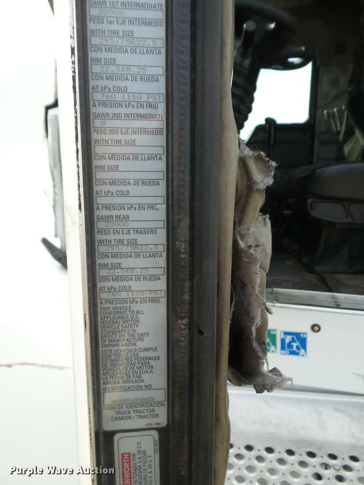 image for item J2644 2005 Kenworth T600 semi truck