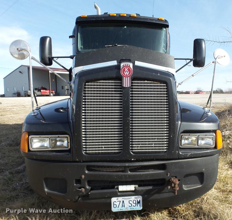 image for item J2645 2007 Kenworth T600 semi truck
