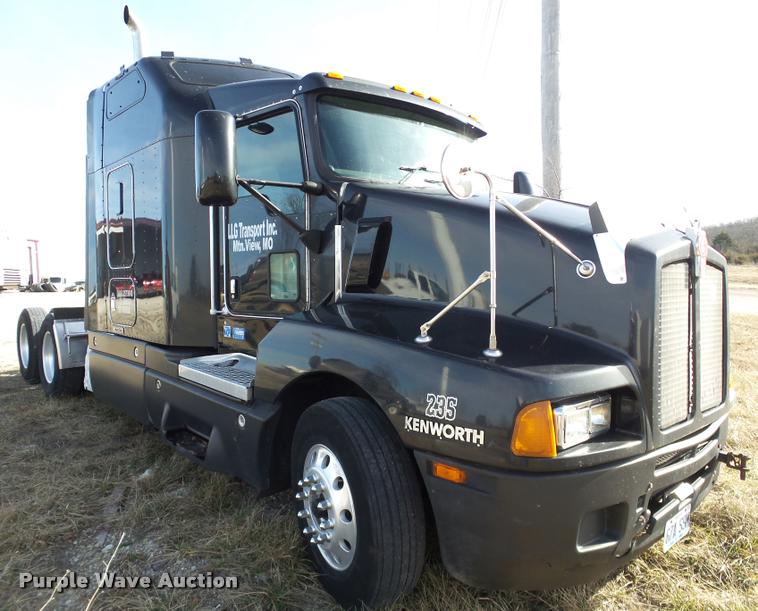 image for item J2645 2007 Kenworth T600 semi truck