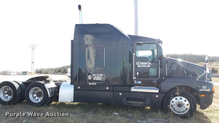 image for item J2645 2007 Kenworth T600 semi truck