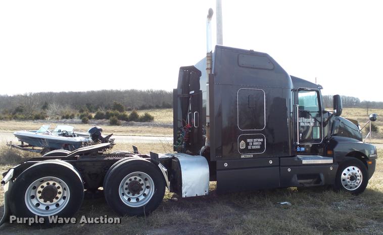 image for item J2645 2007 Kenworth T600 semi truck