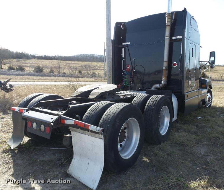 image for item J2645 2007 Kenworth T600 semi truck