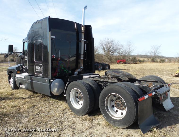 image for item J2645 2007 Kenworth T600 semi truck