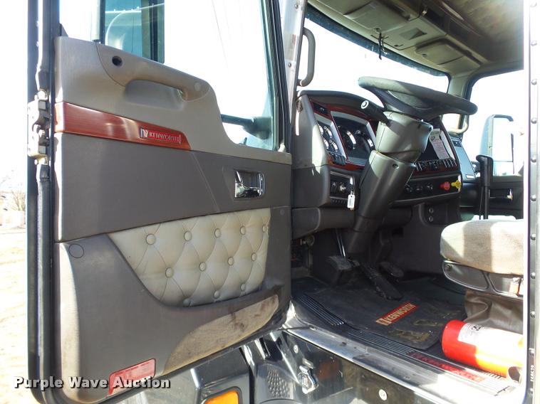 image for item J2645 2007 Kenworth T600 semi truck