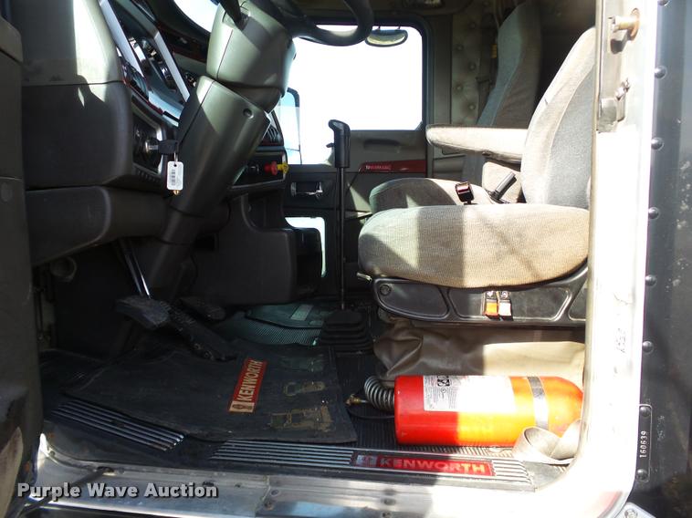 image for item J2645 2007 Kenworth T600 semi truck