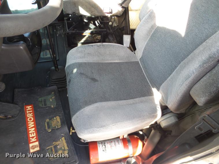 image for item J2645 2007 Kenworth T600 semi truck