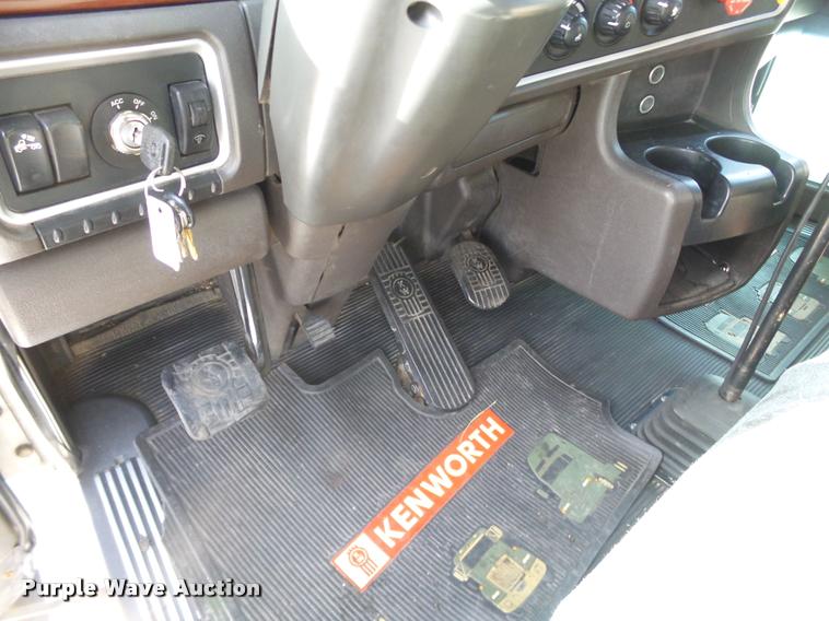 image for item J2645 2007 Kenworth T600 semi truck