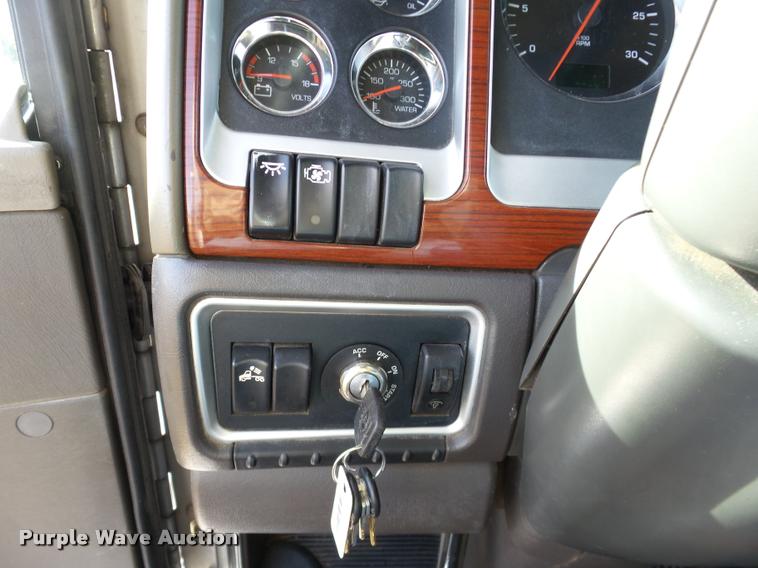 image for item J2645 2007 Kenworth T600 semi truck